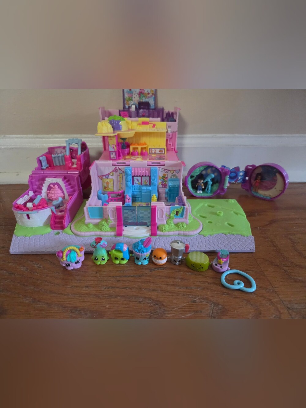 Shopkins Playset. 8 Large Shopkin Pieces & Moon Polly Pocket Moon